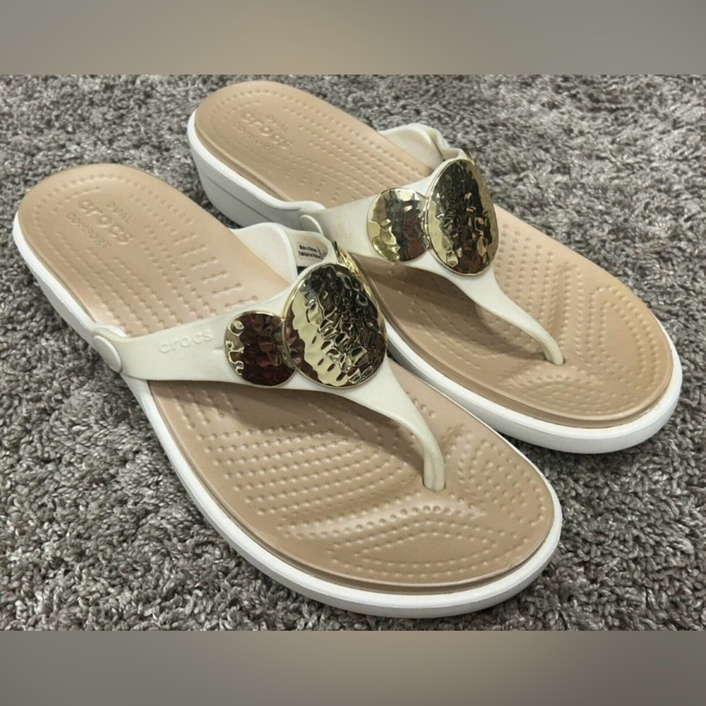 Crocs Sanrah Hammered Circle Gold Cream Wedge Thong Sandal Womens Size 11